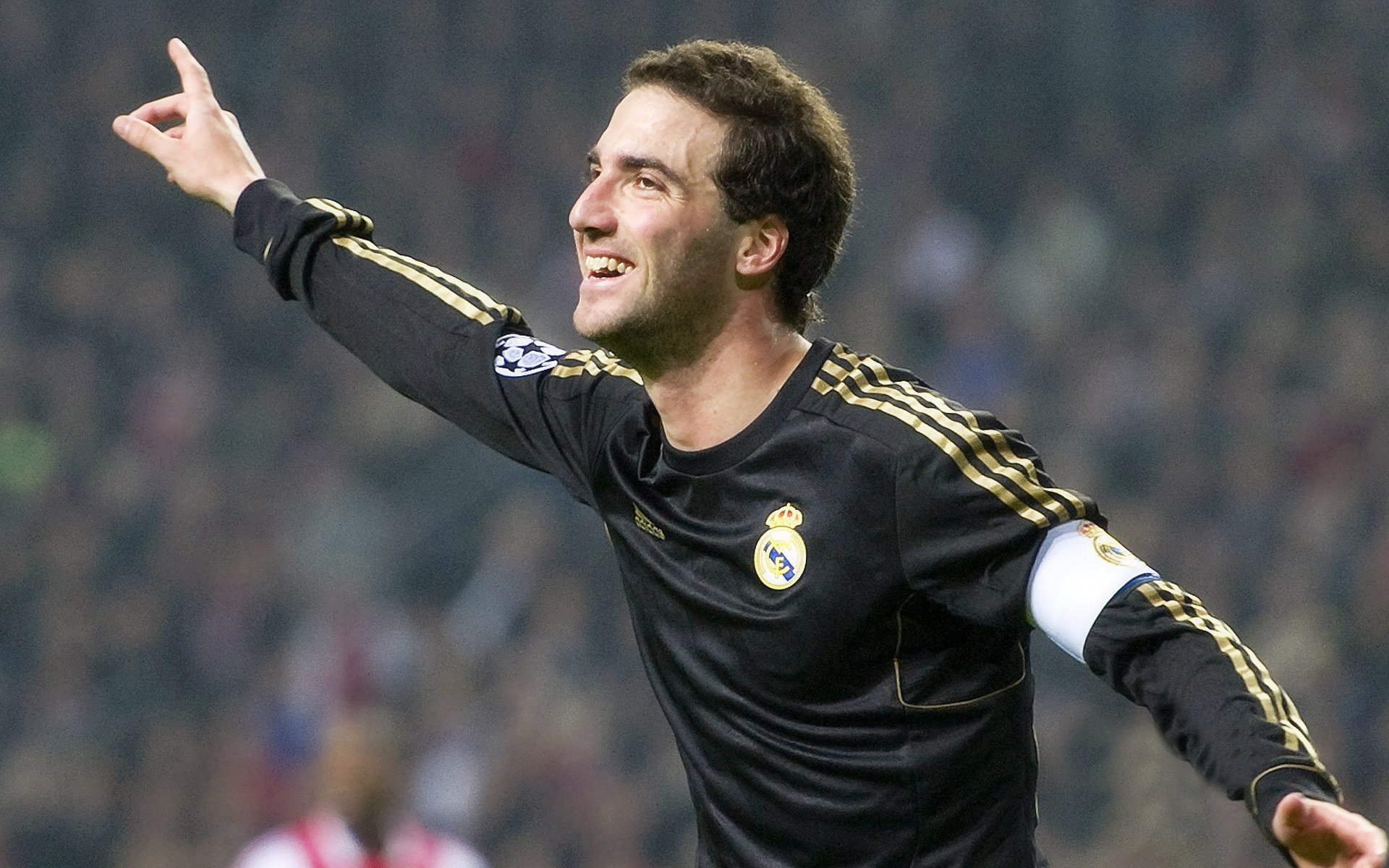 曼城签下新锋卡瓦尼，打造霸主阵容，曼联球迷评价卡瓦尼