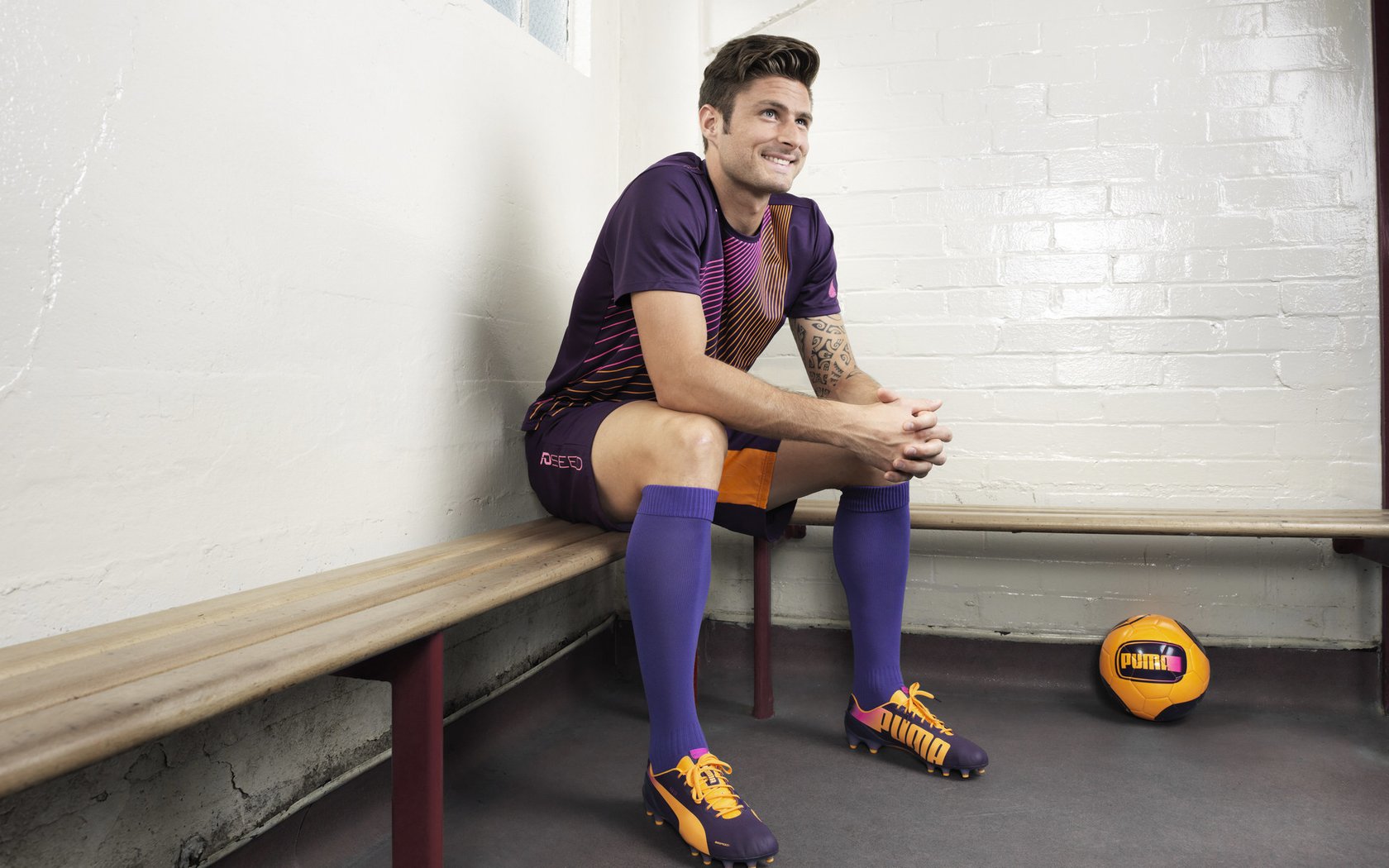 英超赛季中期疲劳恢复方案效果的多中心研究，英超休赛期几个月